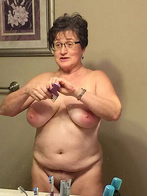 sexy mature housewives posing in one's birthday suit