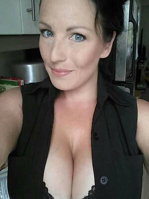 Nude housewife selfie