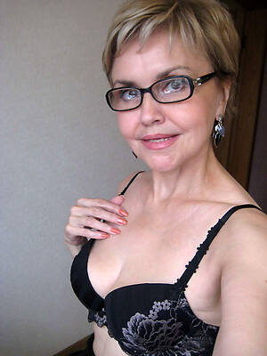 free matures in glasses love posing nude
