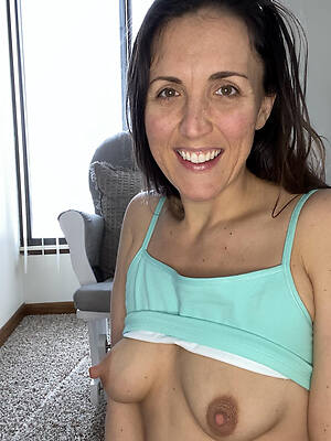 beautiful naked milf flaunts her sexy body