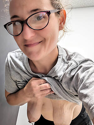 nude adult flaunts her saggy boobs